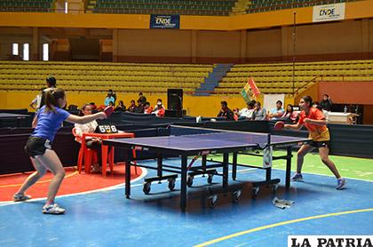 Vibrante partido en la final del tenis de mesa en la rama femenina /Ovidio Cayoja - LA PATRIA