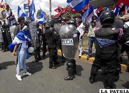 Miembros de la Policía Nacional fueron registrados al realizar un cordón de seguridad entre manifestantes opositores al Gobierno /Yahoo Noticias