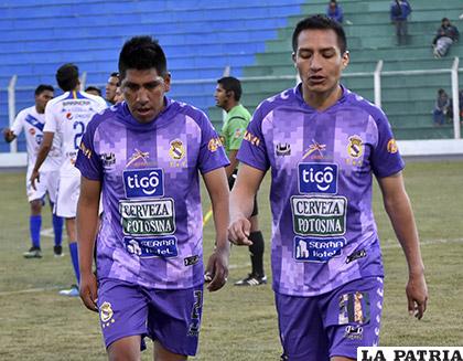 Garnica y Vargas, jugadores de Real Potosí, luego de la derrota de local ante San José /APG