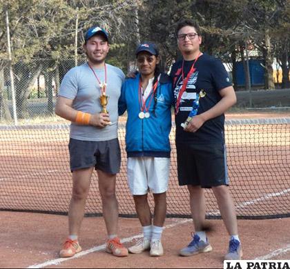 Finalistas del torneo de tenis universitario /Cortesía Pearson Canaviri