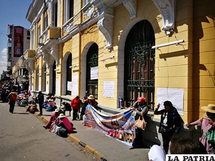 Los periurbanos cercaron la plaza 10 de Febrero/ LA PATRIA