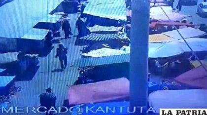 Imagen de video de una de las cámaras de vigilancia en proximidades del mercado Kantuta /LA PATRIA