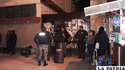 Policías resguardaban el garaje de la carceleta del Tribunal Departamental de Justicia /LA PATRIA
