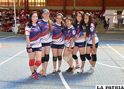 Las integrantes del equipo de voleibol del sexto curso/ Alex Zambrana - LA PATRIA