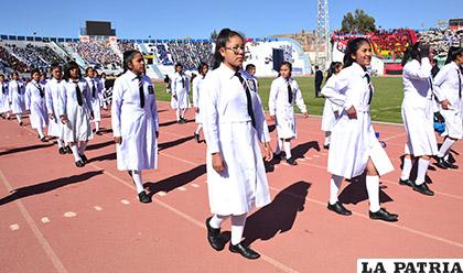 Las estudiantes del colegio Dalence desfilaron con sus uniformes habituales /Víctor Hugo Salazar - LA PATRIA
