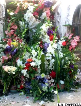 Solo quedaron las flores en la tumba de Fabiola Marca Mamani /LA PATRIA