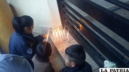 Una madre de familia colocó velas por el alma de Brayan en la puerta de su colegio/ LA PATRIA