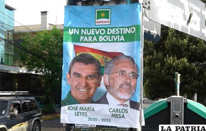 El afiche en la plaza España  de La Paz / Twitter periodista Hans Franco Santana