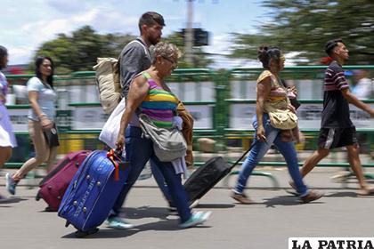 Otros esperan registrarse para tomar un vuelo y regresar a su país / La Tercera