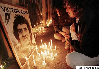Una pareja rinde homenaje a Víctor Jara, cantautor asesinado durante la dictadura de Pinochet / Reuters
