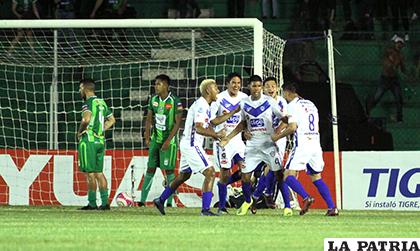 Mario Cuéllar anotó el segundo gol de San José y celebra con sus compañeros /APG