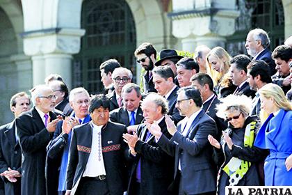 El Presidente Morales, la delegación boliviana y juristas internacionales en la Haya/ La Tercera