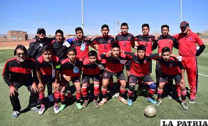 El plantel del colegio Saracho se consagró campeón y representará a Oruro en la fase nacional / Reynaldo Bellota - LA PATRIA