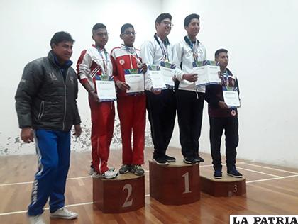 Los ganadores en la disciplina de raquetbol dobles / cortesía Sedede