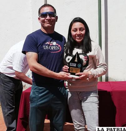 El presidente de la ATO, Pablo Entrambasaguas, entrega el trofeo a la campeona / cortesía Jaime Flores