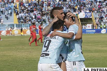 Matías Vicedo autor del gol de Aurora celebra con sus compañeros /APG