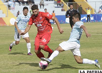 Ezequiel Michelli, jugador de Guabirá, intenta superar la marca de su adversario /APG