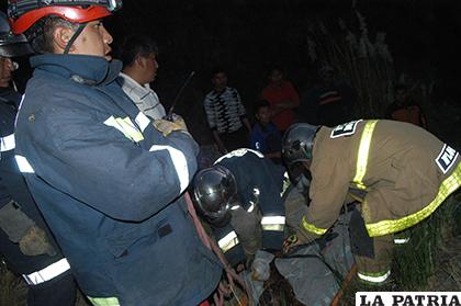 Los sargentos Álex Cardozo y Félix Flores rescatan a uno de los cuatro adolescentes heridos/ Franz Chávez