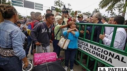El Secretario General de la OEA, el uruguayo Luis Almagro saluda a los venezolanos en el Puente Internacional Simón Bolívar en Cúcuta, Colombia /El Nuevo Herald