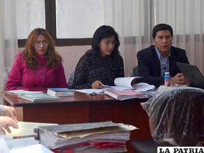 Patricia Pacajes, Gladis Guerrero y Roberto Mérida, miembros del tribunal/ El Diario