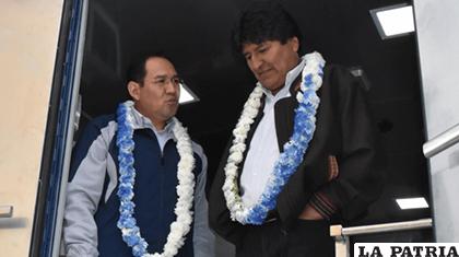 Ramiro Guerrero y Evo Morales Ayma en la entrega de unidades móviles a IDIF/ ABI