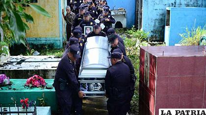 Policías presentes en el entierro de uno de sus camaradas / Elsalvador.com
