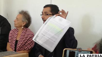 El abogado Alanes durante una conferencia de prensa en Derechos Humanos/ Erbol