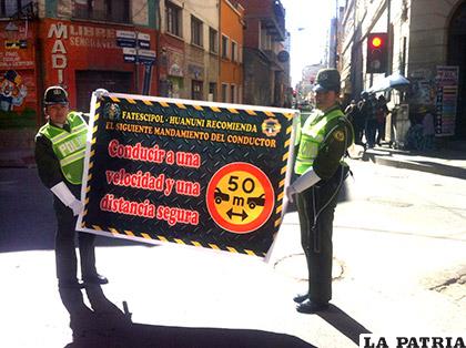 Las estudiantes de la Esbapol con un cartel apoyan la campaña vial /LA PATRIA
