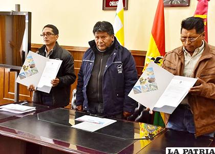 La firma del documento se realizó ayer en la Gobernación /GAD-ORU