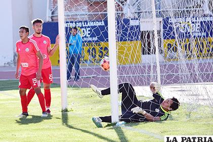 El golero José Zambrana no pudo evitar la caída se su arco en tres ocasiones 
