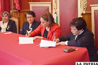 Firma de convenio entre representantes de la Alcaldía y la Mesa Redonda Panamericana 
