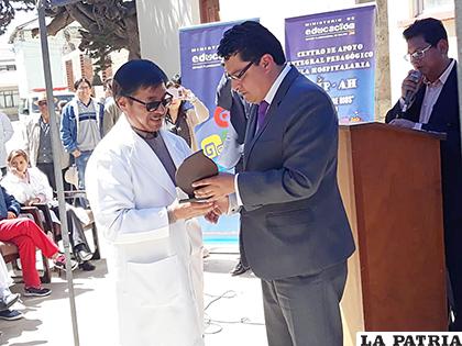 Freddy Baltazar Pozo, recibiendo su reconocimiento del director del hospital General, Raúl Guibarra
