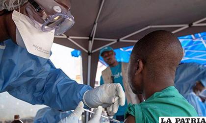 El virus del ébola se transmite a través del contacto directo con la sangre /El Nuevo Diario
