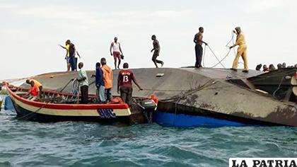 Voluntarios asisten al rescate en Tanzania /BBC.com