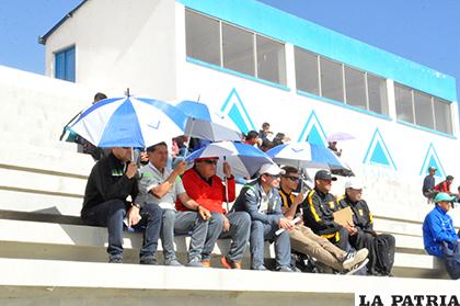 El estratega observó los cotejos junto a otros dirigentes del fútbol boliviano /OVIDIO CAYOJA - LA PATRIA