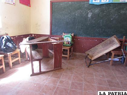 Estado de algunos pupitres que son usados por los estudiantes del colegio Gualberto Villarroel / LA PATRIA