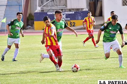 Luis Jaldín, de Bata, con balón dominado ante la marca de sus adversarios / Reynaldo Bellota - LA PATRIA