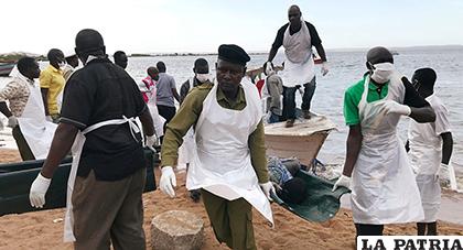 Voluntarios de la Cruz Roja tanzana participan en las tareas de rescate en el lago Victoria / sputniknews.com