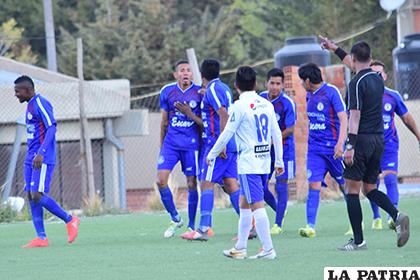 Yerson Gutiérrez festeja el gol que anotó, fue el segundo de Escara /Reynaldo Bellota - LA PATRIA