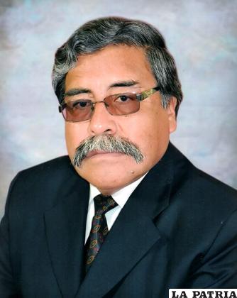 Fundó 1987 de la Sociedad Boliviana de Medicina Interna filial Oruro y es Past Presidente