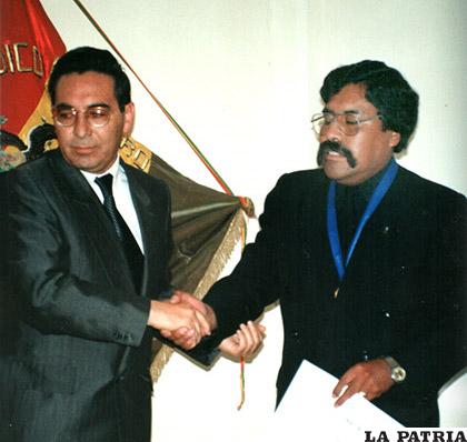 Es el único orureño en recibir el Premio al Mérito del Colegio Médico de Bolivia