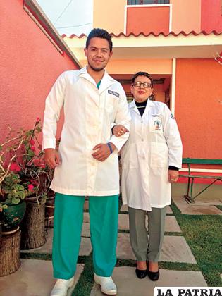 La doctora con su hijo Camilo que sigue sus pasos