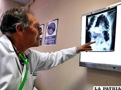 Salinas es un médico apasionado por la docencia y la investigación de la inteligencia (en físico)