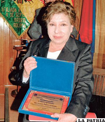Recibió el reconocimiento al mérito profesional de la Federación del Profesionales de Oruro