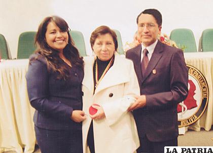 Obtuvo la medalla al mérito profesional del Colegio Médico de Oruro