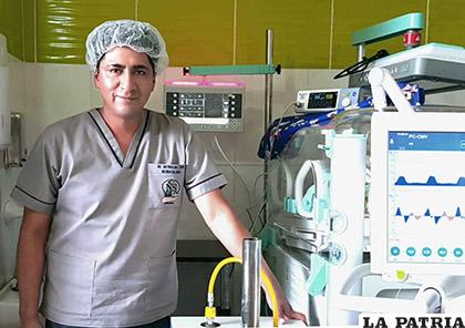 El médico Reynaldo Tupa lucha por salvarle la vida a más pequeños del hogar