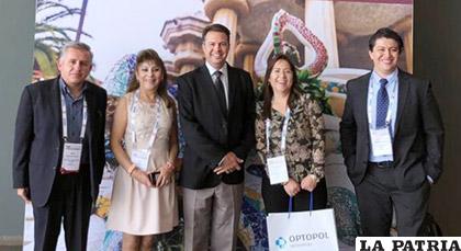 Dr. Walter Gutiérrez con la delegación boliviana en el Congreso Mundial de Oftalmología en Barcelona-España