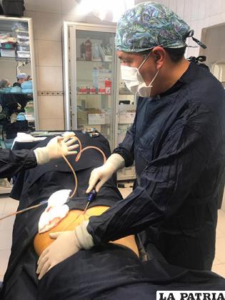 Cuenta con 13 años de servicio profesional y varios pacientes felices por sus resultados