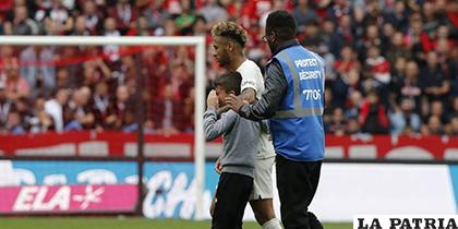 El gesto de Neymar de regalarle su casaca al niño que se metió al campo de juego/ metrolatam.com