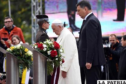 El Papa Francisco ofrece un discurso ante el presidente letón, Raimonds Vejonis/Yahoo Noticias